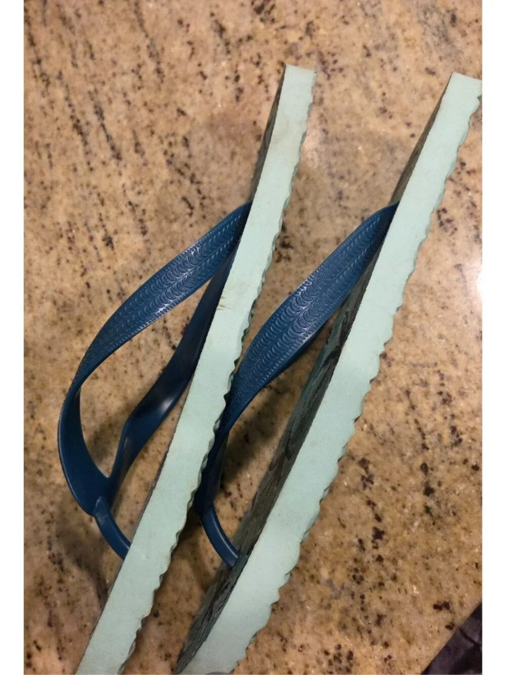 OLD NAVY MEN'S 8-9 Palm Tree Print Blue Thong Rubber Flip Flops Large